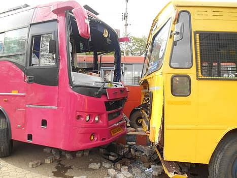 ஆம்னி பேருந்து பெட்ரோல் நிலையத்தில் புகுந்து தனியார் பள்ளி பேருந்து சேதம்