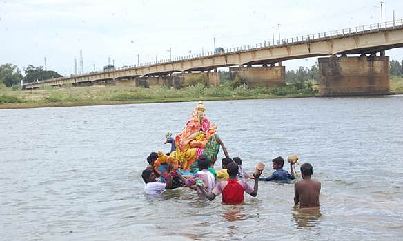 கடலூர் மாவட்டத்தில் தேவனாம்பட்டினம் கடற்கரை மற்றும் கொள்ளிடம் ஆற்றில் கரைக்கப்பட்ட விநாகயர் சிலைகள்!