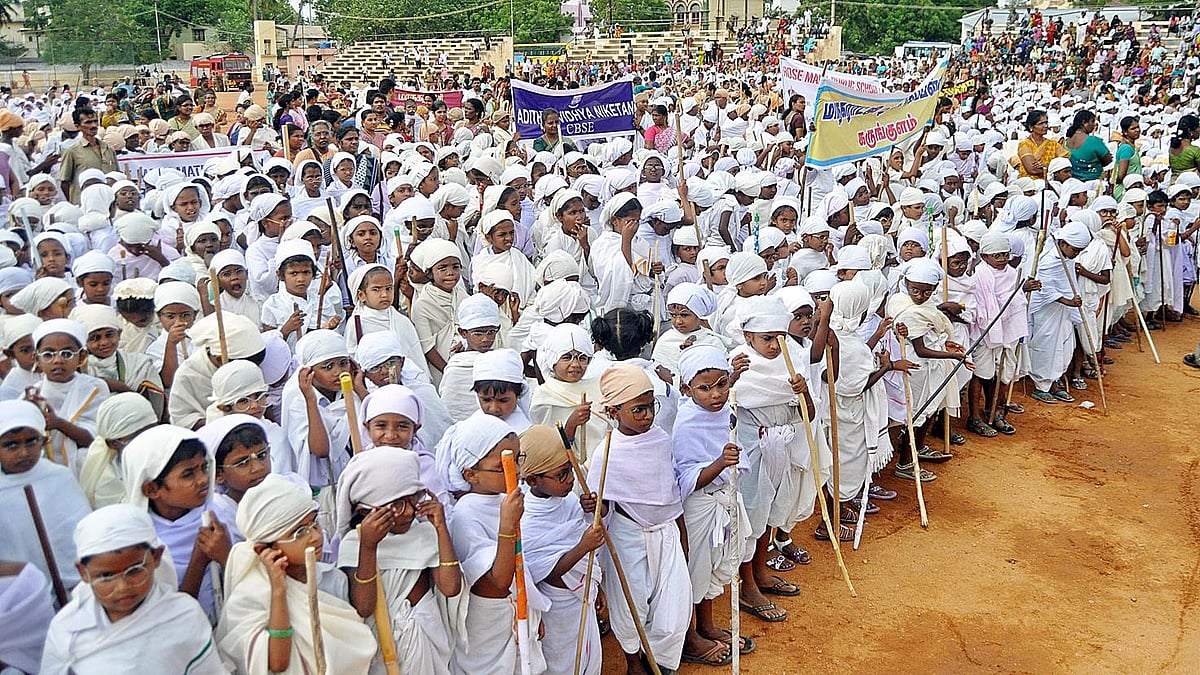 தேசப்பற்றை வலியுறுத்தி நெல்லையில் காந்தி வேடத்தில் அணிவகுத்த 5360 மாணவர்கள்