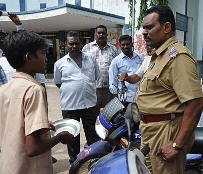 சிதம்பரம் நந்தனார் பள்ளியில் பல்லி விழுந்த உணவு: மாணவர்கள் போராட்டம்: போலீஸார் விசாரணை