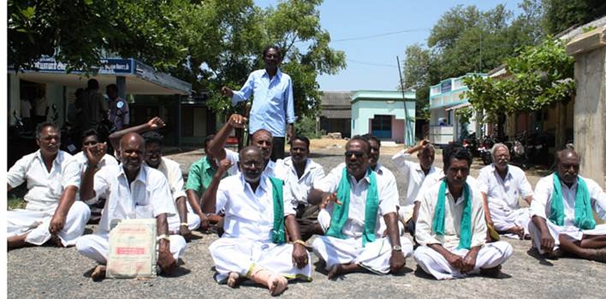 பாசனத்திற்கு நீர் திறக்க வலியுறுத்தி சிதம்பரம் பொதுப்பணித்துறை அலுவலகத்தை பூட்டி விவசாயிகள் முற்றுகை