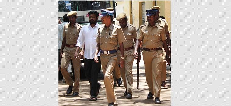 இரட்டை கொலை குறித்து கடலூர் மத்திய சிறையில் இருந்து சதிதிட்டம் தீட்டியதாக கைதி மீது வழக்குப்பதிவு: நீதிமன்றத்தில் ஆஜர்