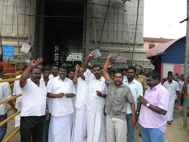 எம்.எல்.ஏ.வை கண்டித்து திருநள்ளாறு கோயில் முன்பாக பாமகவினர் முற்றுகைப் போராட்டம்