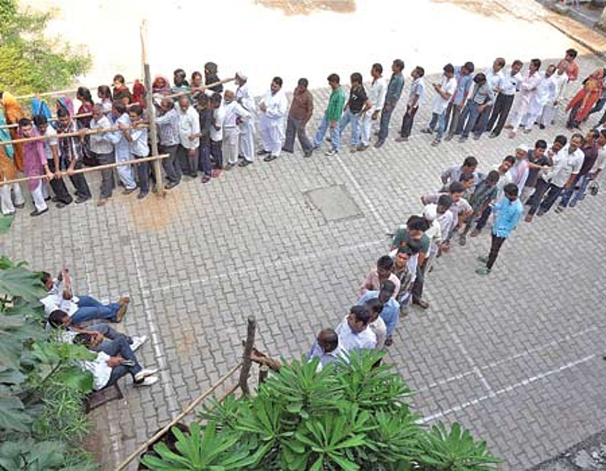 வெல்லப் போவது யார்? 15 % நடுநிலையாளர்களின் வாக்குகள் யாருக்கு?