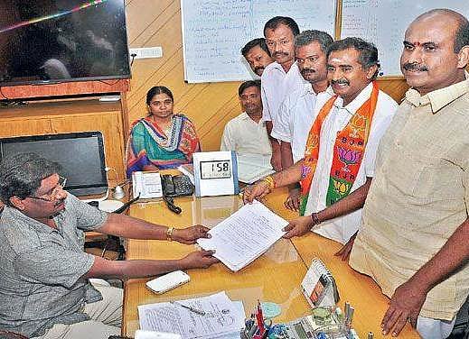 கோவை பாஜக வேட்பாளர் மீது அதிமுகவினர் கண்மூடித்தனமான தாக்குதல்