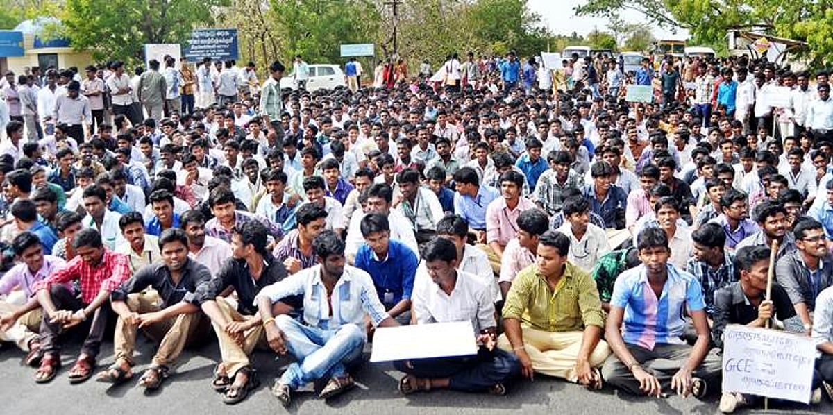 நெல்லையில் அரசுப் பொறியியல் கல்லூரி மாணவர்கள் சாலைமறியல்