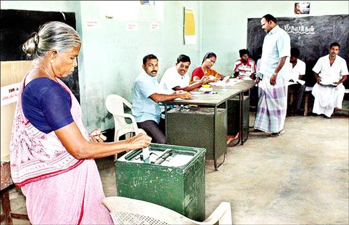 நெல்லை மாவட்டத்தில் உள்ளாட்சி இடைத்தேர்தல்: 54 வாக்குச்சாவடிகளில் விறுவிறுப்பான வாக்குப்பதிவு