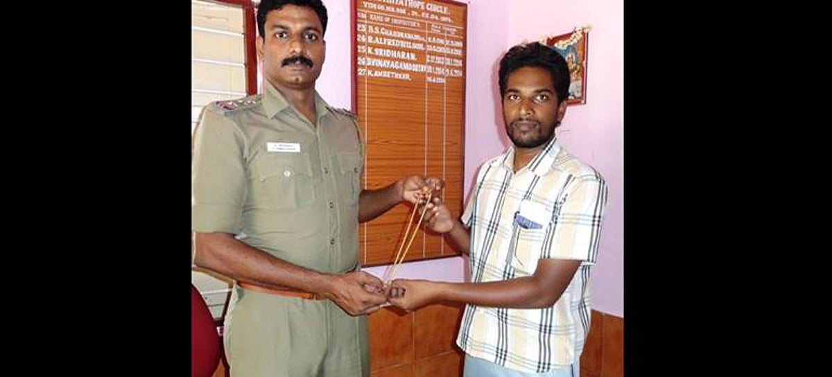 கீழே கிடந்த 41 கிராம் செயினை போலீஸாரிடம் ஒப்படைத்த பள்ளி ஆசிரியர்