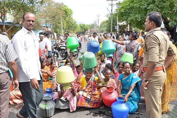 21 நாட்களாக குடிநீர் விநியோகிக்கப்படததைக் கண்டித்து சாலை மறியல்