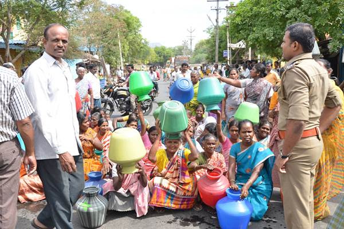 21 நாட்களாக குடிநீர் விநியோகிக்கப்படததைக் கண்டித்து சாலை மறியல்
