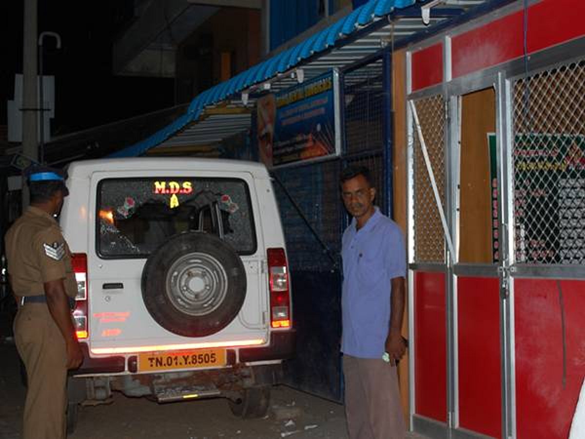 சிதம்பரத்தில் இன்று அதிகாலை இருவர் வெட்டிக் கொலை: குண்டு வீச்சில் கார் வீடுகள் சேதம்