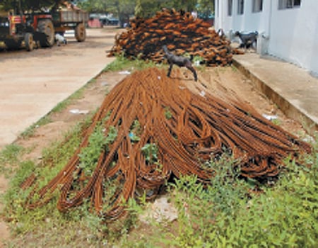 பராமரிப்பில்லாததால் பாழாகும் இரும்புக் கம்பிகள்...