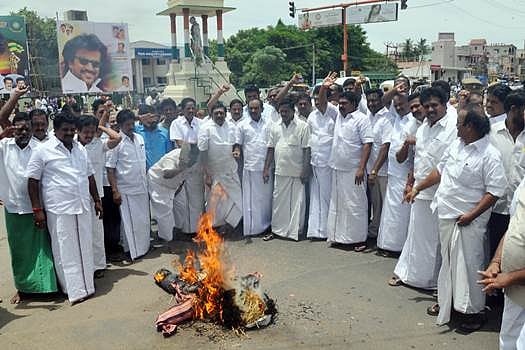 சிதம்பரத்தில் சுப்பிரமணியசாமி உருவபொம்மையை எரித்த அதிமுகவினர்