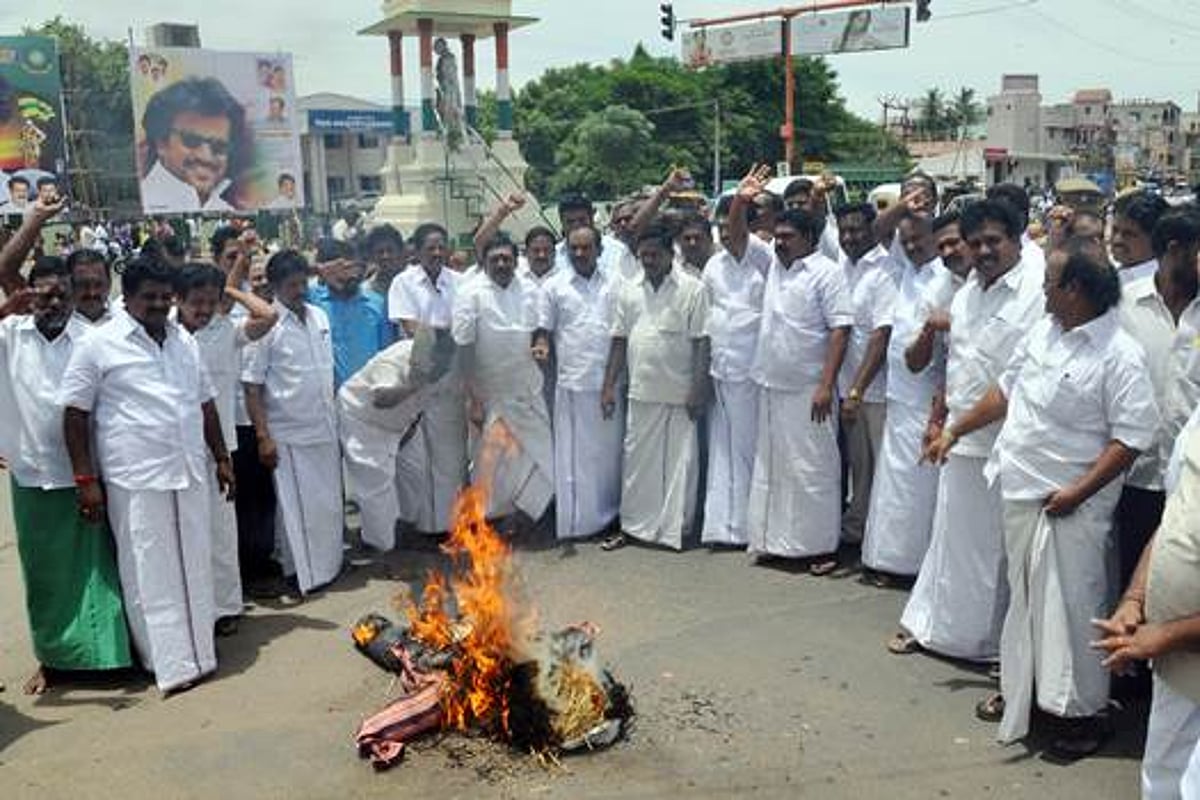 சிதம்பரத்தில் சுப்பிரமணியசாமி உருவபொம்மையை எரித்த அதிமுகவினர்