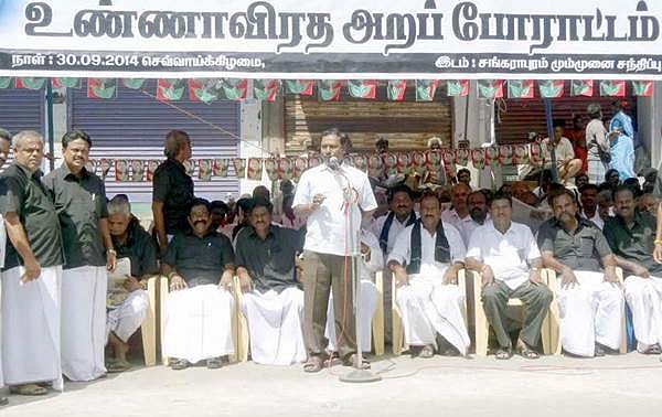 சங்கராபுரத்தில் அதிமுகவினர் உண்ணாவிரதப் போராட்டம் 