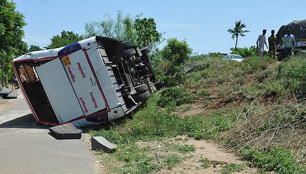 சிதம்பரம் அருகே ஆம்னி பேருந்து பள்ளத்தில் கவிழ்ந்து 23 பயணிகள் காயம்
