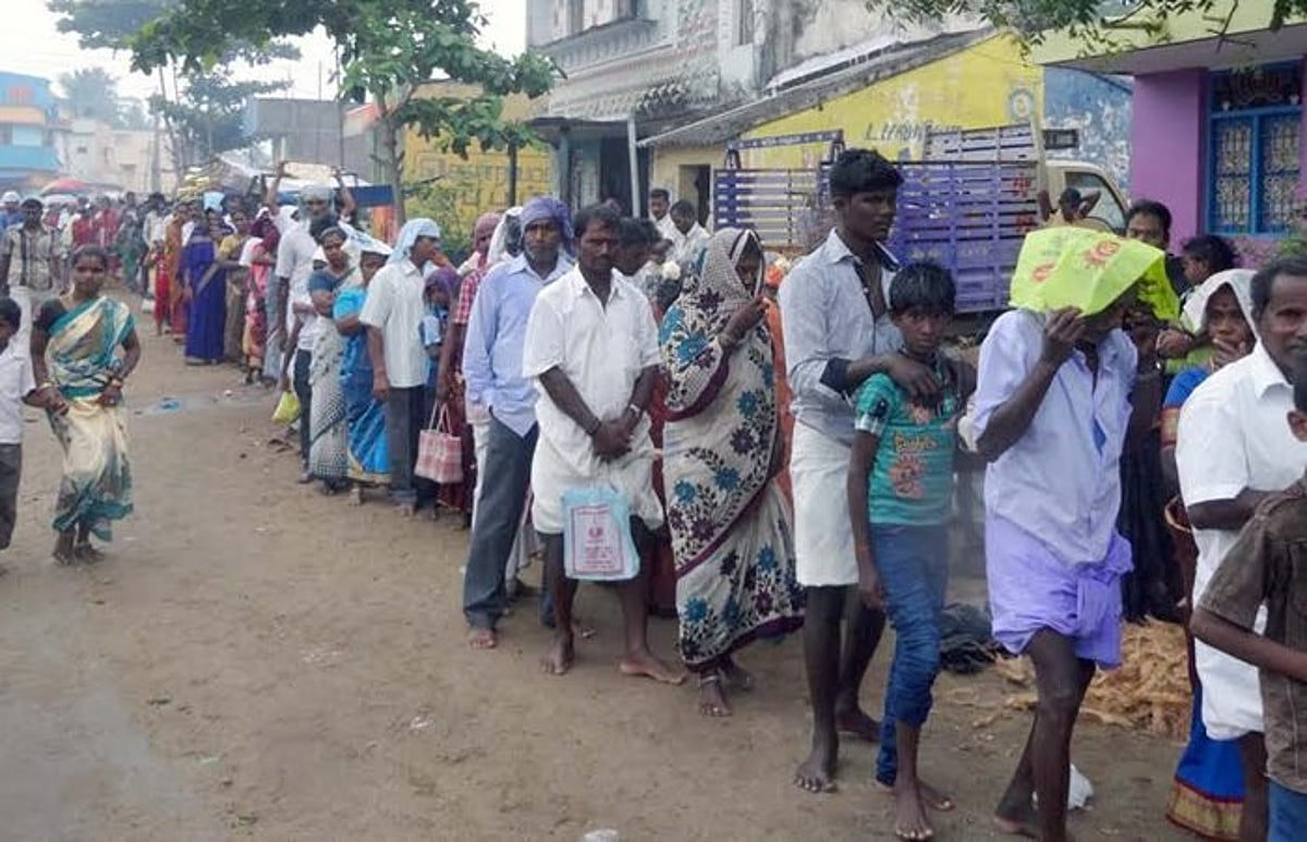 அடைமழையிலும் நீண்ட வரிசையில் நின்று பக்தர்கள் சாமி தரிசனம்