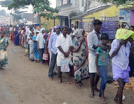 அடைமழையிலும் அணிவகுத்து பக்தர்கள் சாமி தரிசனம்