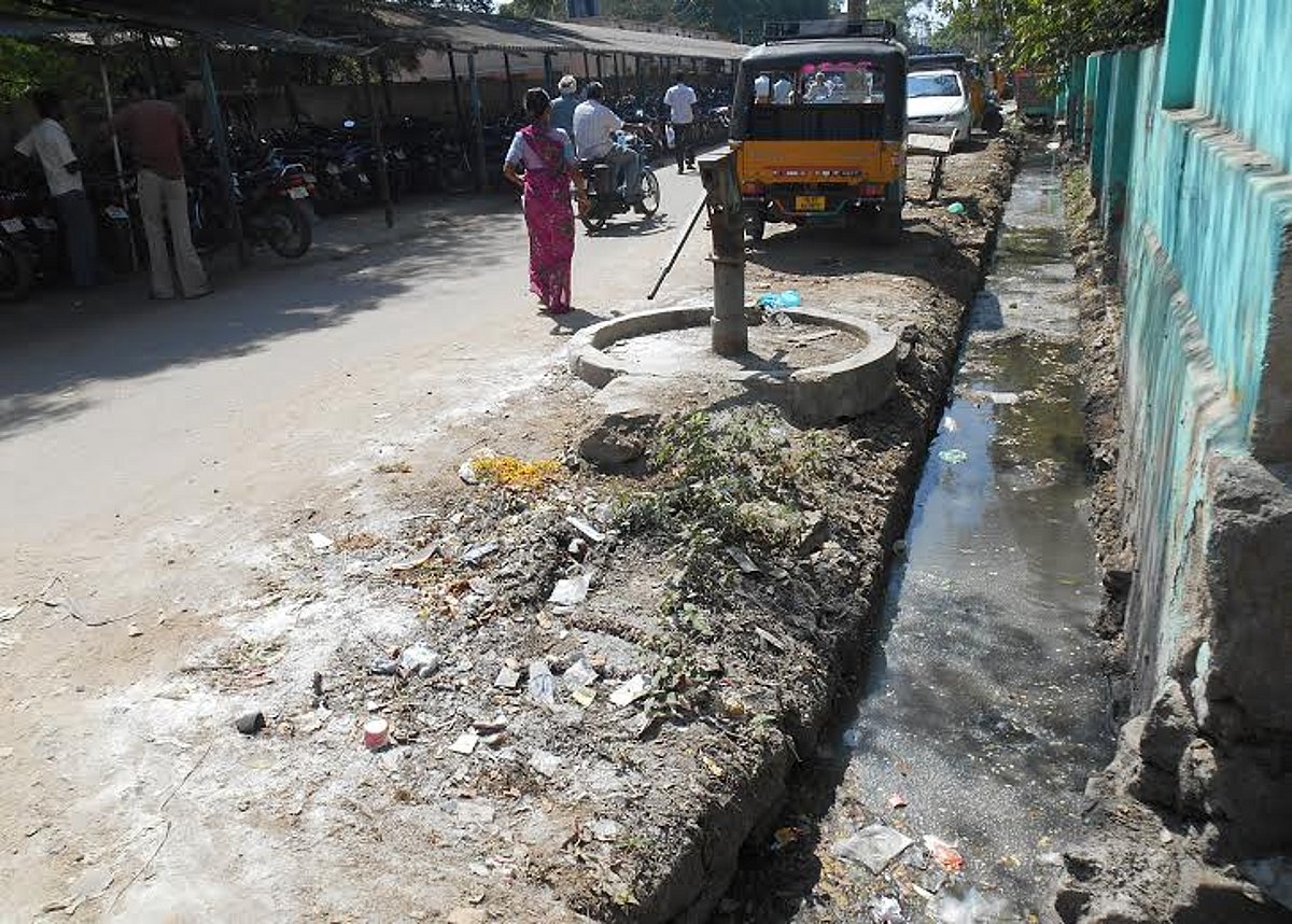 ஸ்ரீவில்லிபுத்தூர் அரசு மருத்துவமனையை ஒட்டி திறந்தவெளியில் செல்லும் நகராட்சி பொதுக்கழிப்பறை கழிவுகள்