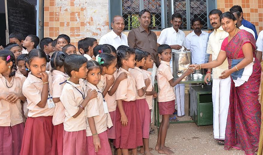 ஸ்ரீவில்லிபுத்தூரில் மாணவர்களுக்கு நிலவேம்பு குடிநீர் வழங்கும் பணி: நகர்மன்ற தலைவி தொடங்கி வைத்தார்