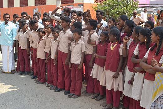 அரசு பேருந்து இயக்க வலியுறுத்தி ஆட்சியர் அலுவலகம் முற்றுகை