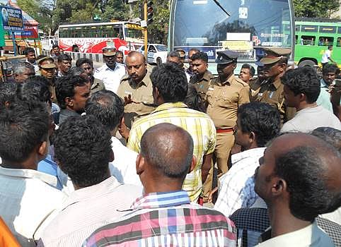 ஸ்ரீவில்லிபுத்தூரில் நெசவாளர்கள் திடீர் சாலை மறியல்