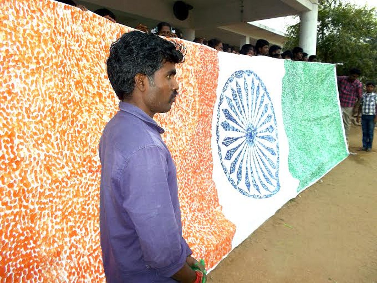 24அடி நீளம், 6அடி அகலத்தில் 55,000 கை பெருவிரல் ரேகையால் தேசியக்கொடி வரைந்து சாதனை