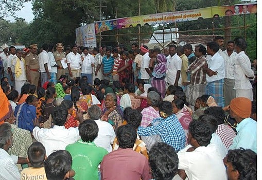 ஸ்ரீமுஷ்ணத்தில் கோயில் பதாகையை கிழித்த சப்-இன்ஸ்பெக்டரை கண்டித்து சாலைமறியல், காவல் நிலையம் முற்றுகை