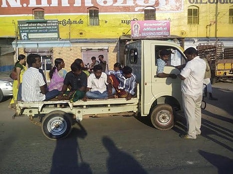 பழனியில் ஆபத்தான பயணம்:  கண்டுகொள்ளாத போலீஸார்