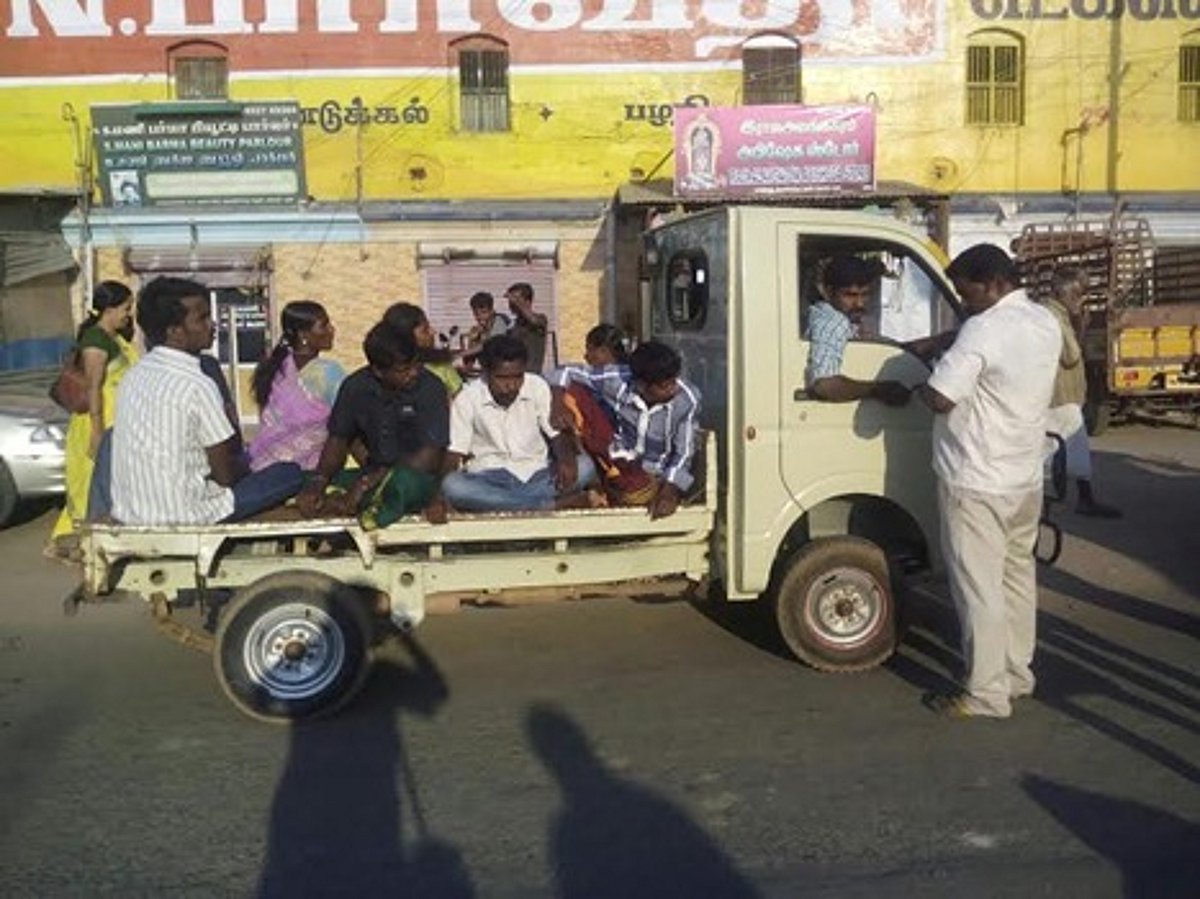 பழனியில் ஆபத்தான பயணம்: கண்டுகொள்ளாத போலீஸார்