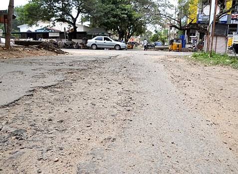 பழனி லட்சுமிபுரத்தில் சாலைகள் நிலைமையை சீர் செய்ய கோரிக்கை