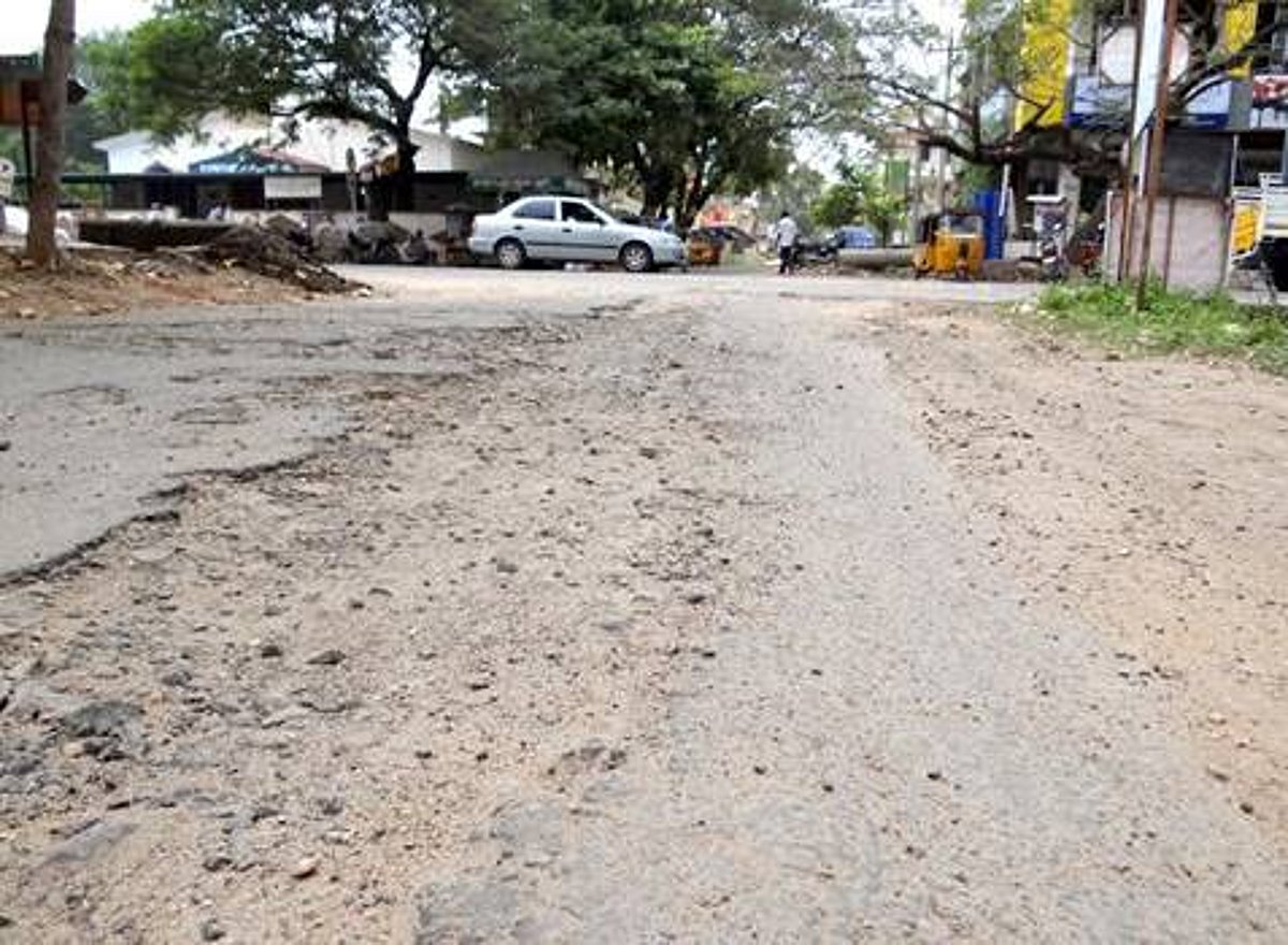 பழனி லட்சுமிபுரத்தில் சாலைகள் நிலைமையை சீர் செய்ய கோரிக்கை