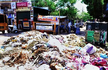 திருக்கோயில் எதிரில் கொட்டப்படும் குப்பைகளால் பொதுமக்கள் அவதி