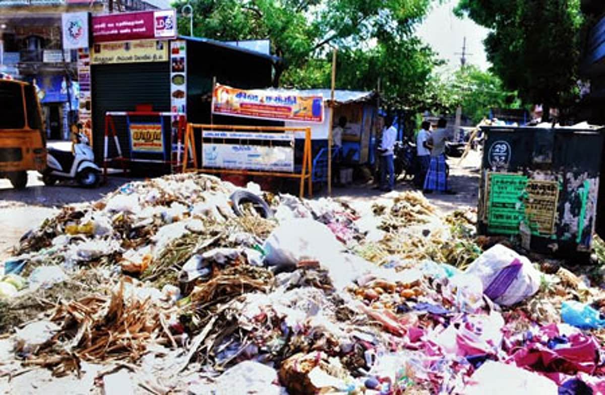 திருக்கோயில் எதிரில் கொட்டப்படும் குப்பைகளால் பொதுமக்கள் அவதி