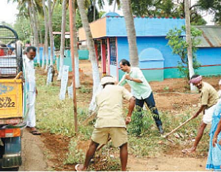 பிளாஸ்டிக்கை வெளியேற்றும் பேரூராட்சி செயல் அலுவலர்!