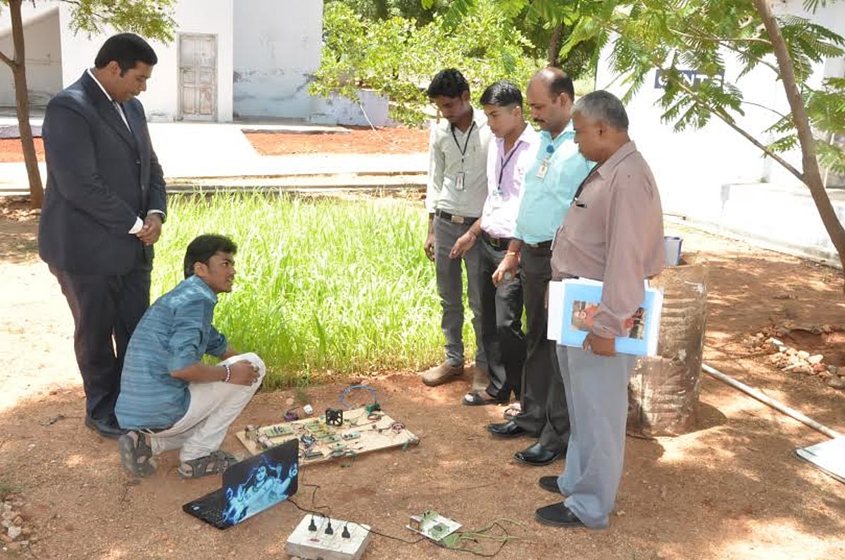 விவசாயத்திற்கு பயன்தரும் தானியங்கி இயந்திரம்: கலசலிங்கம் மாணவர்கள் வடிவமைப்பு