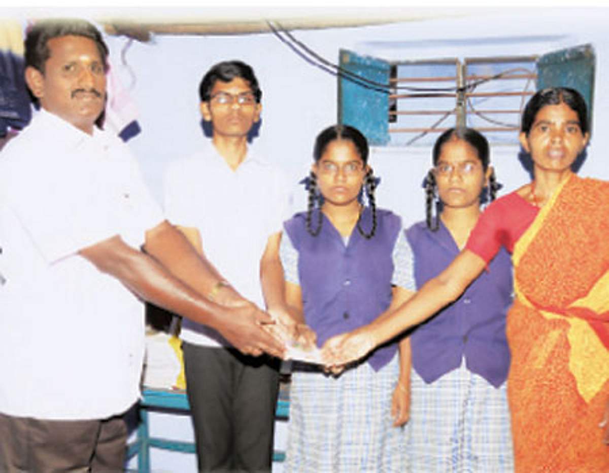 ஏழை மாணவர்களுக்கு உதவும் இளைஞர்!