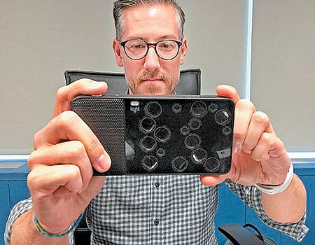 கேமராவின் விலை 1 லட்சத்து 10 ஆயிரம் ரூபாய்!