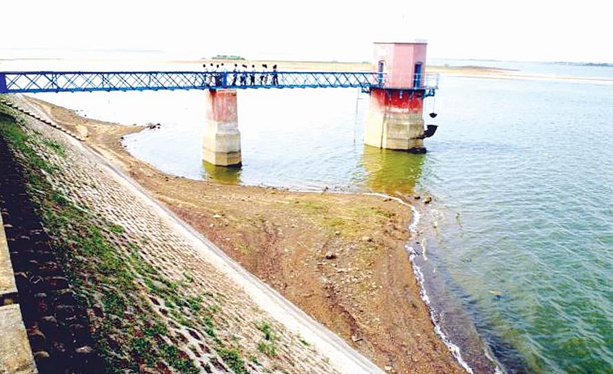 வறண்டுள்ள குடிநீர் ஆதார ஏரிகள்: "வருணனின்' கருணை கிடைக்குமா?