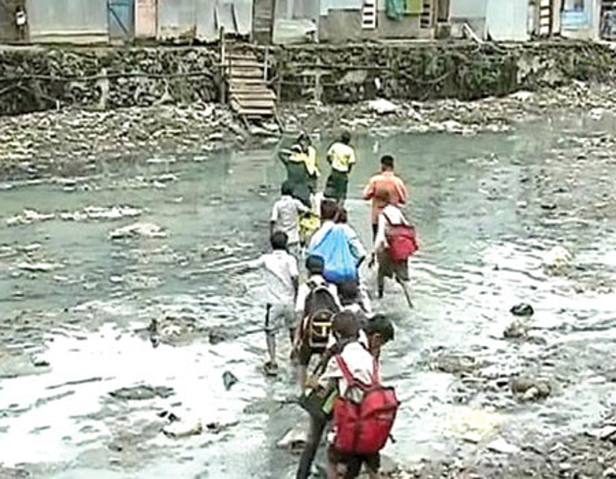 பாலம் கட்டிக் கொடுத்த பள்ளி மாணவர்!