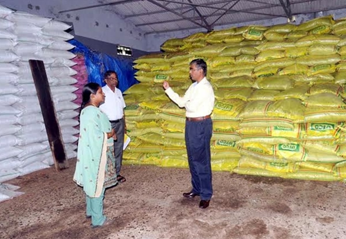 விருதுநகர் கூட்டுறவு விற்பனை இணைய உரக்கிடங்கில் இருப்பு குறித்து ஆட்சியர் ஆய்வு