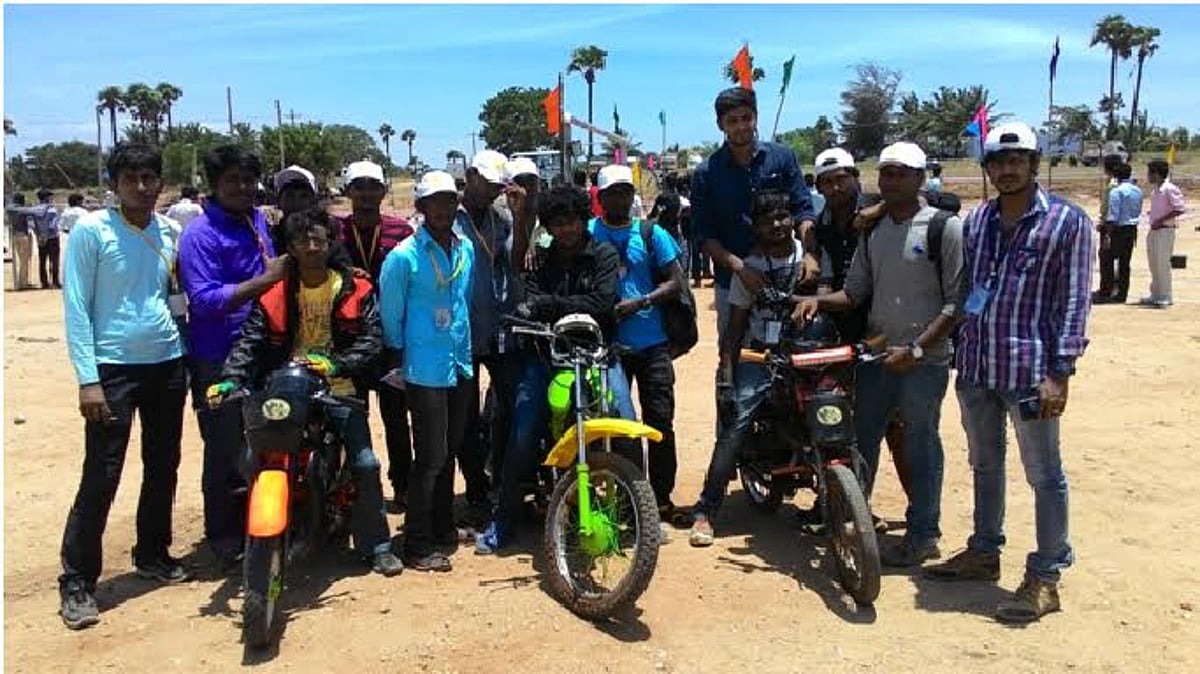 தாமே வடிவமைத்த இரு சக்கர வாகனத்தைப் பயன்படுத்தி தேசிய பந்தயப் போட்டி: கலசலிங்கம் மாணவர்கள் 2-ம் இடம்