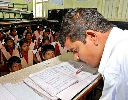 கைகள் இல்லாவிட்டால் என்ன? முன்னேற முடியும்!