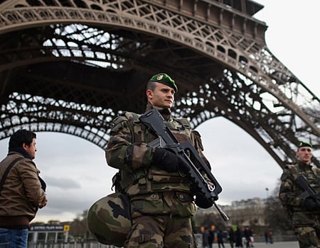 பாரீஸ் தாக்குதல்: உள்நாட்டவரின் தொடர்பு கண்டுபிடிப்பு