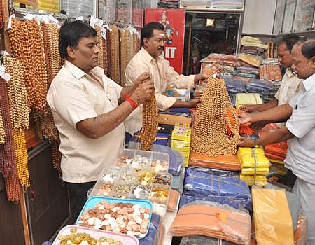 புதுக்கோட்டையில் குவிந்துள்ள ஐயப்ப, முருக பக்தர்களின் விரத மாலைகள்