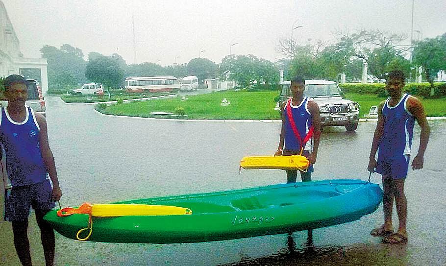 வெள்ள மீட்புப் பணியில் கடலோரப் பாதுகாப்புப் படை வீரர்கள்!