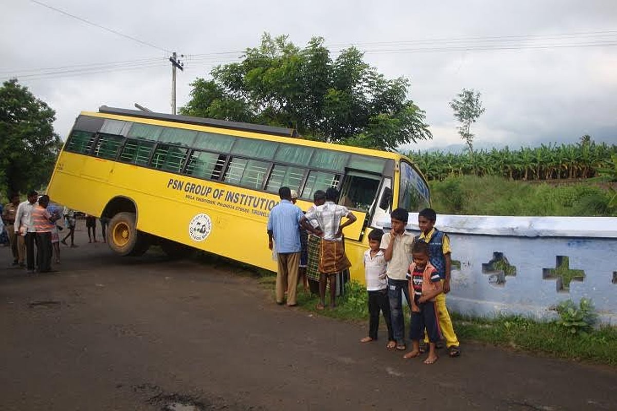 களக்காடு அருகே உப்பாற்றில் பாய்ந்த கல்லூரி பேருந்து: அதிர்ஷ்டவசமாக உயிர் தப்பினர் மாணவர்கள்