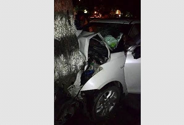 கார் மரத்தில் மோதி ஒருவர் சாவு: நால்வர் காயம்