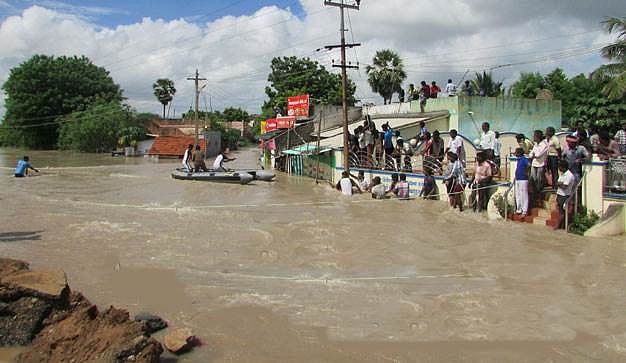 தூத்துக்குடியில் வெள்ளத்தில் அடித்துச் செல்லப்பட்ட சிறுவன் மீட்பு