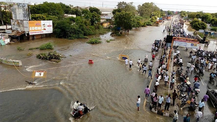 தூத்துக்குடி புறநகர் பகுதிகளில் 5000 வீடுகளை வெள்ளம் சூழ்ந்தது: மீட்பு பணிகள் தீவிரம்